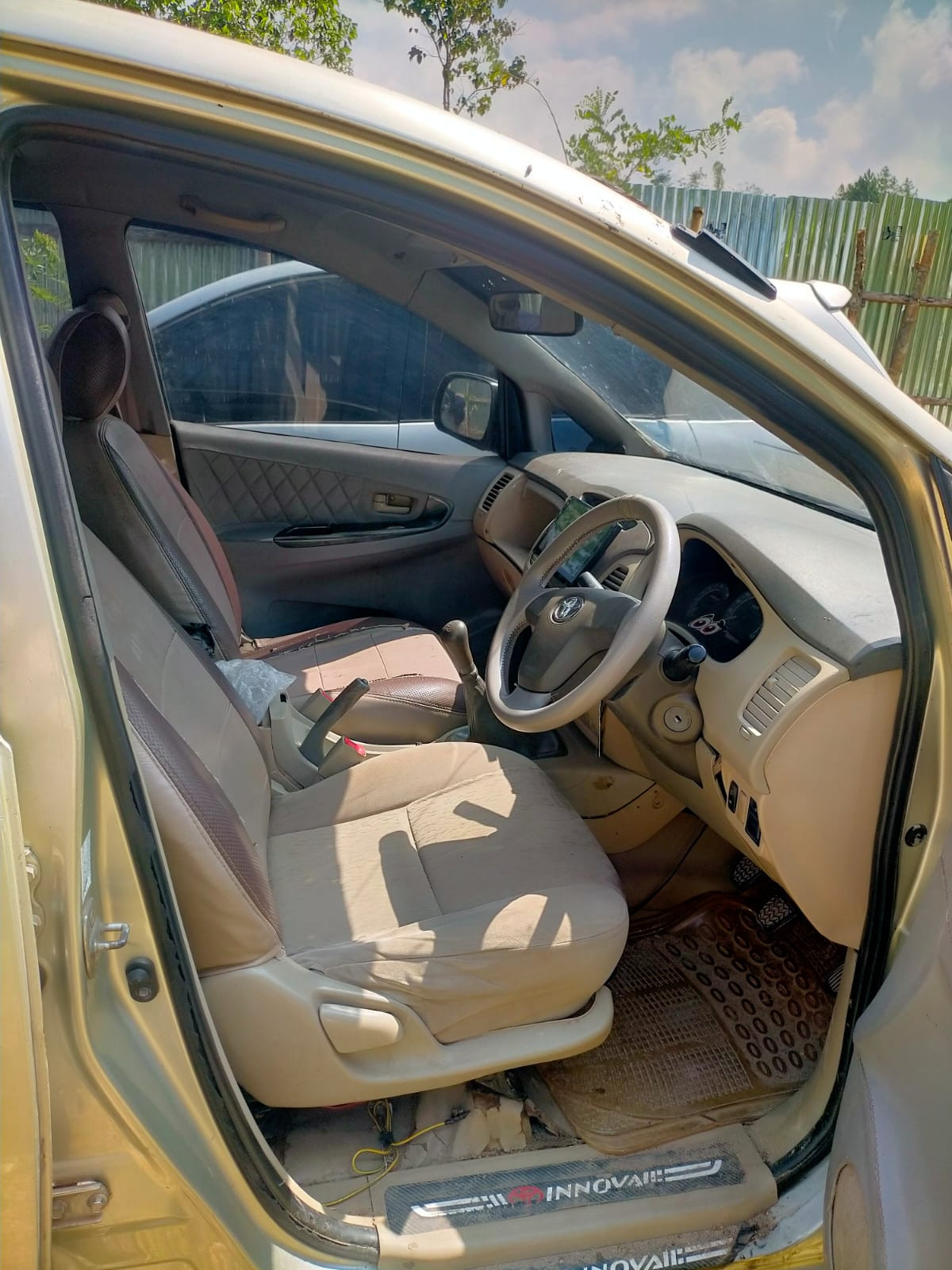 TOYOTA INNOVA E