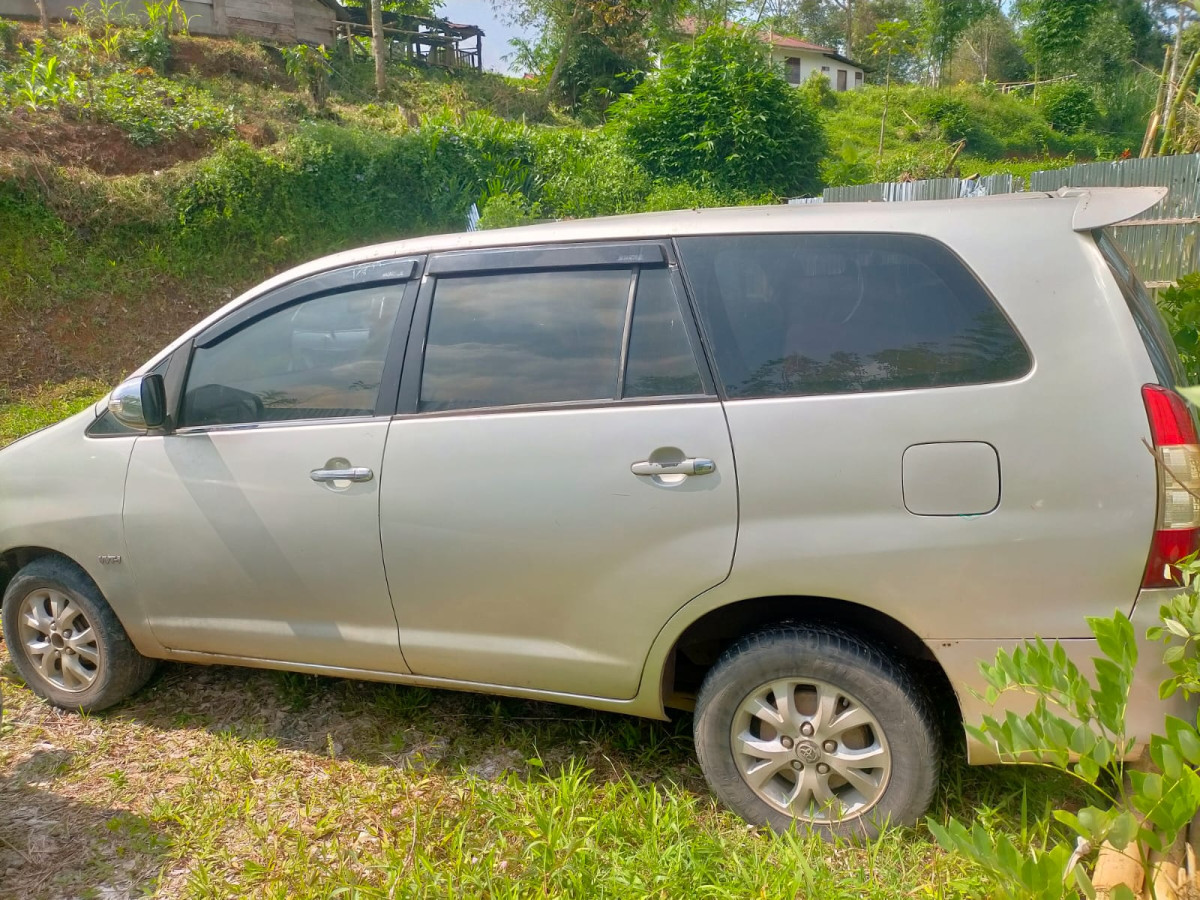 TOYOTA INNOVA E