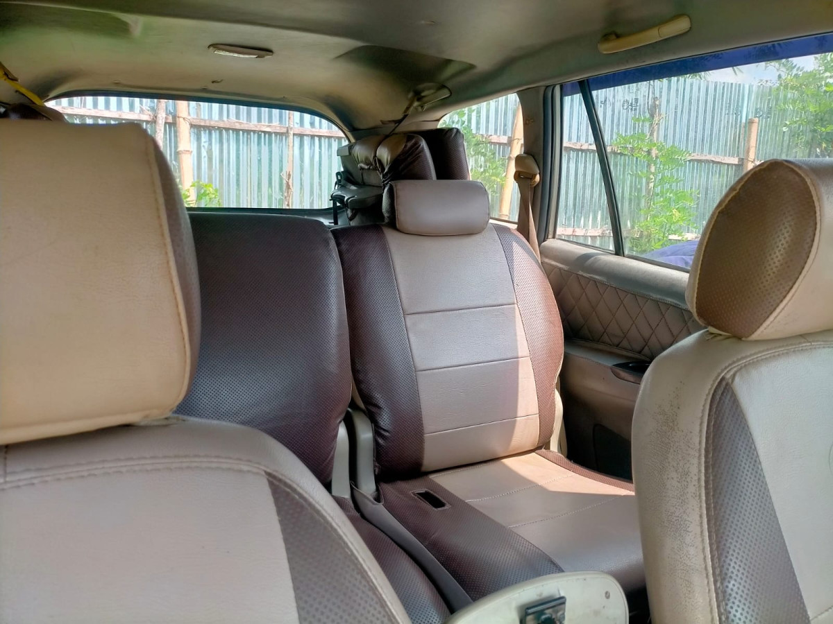 TOYOTA INNOVA E