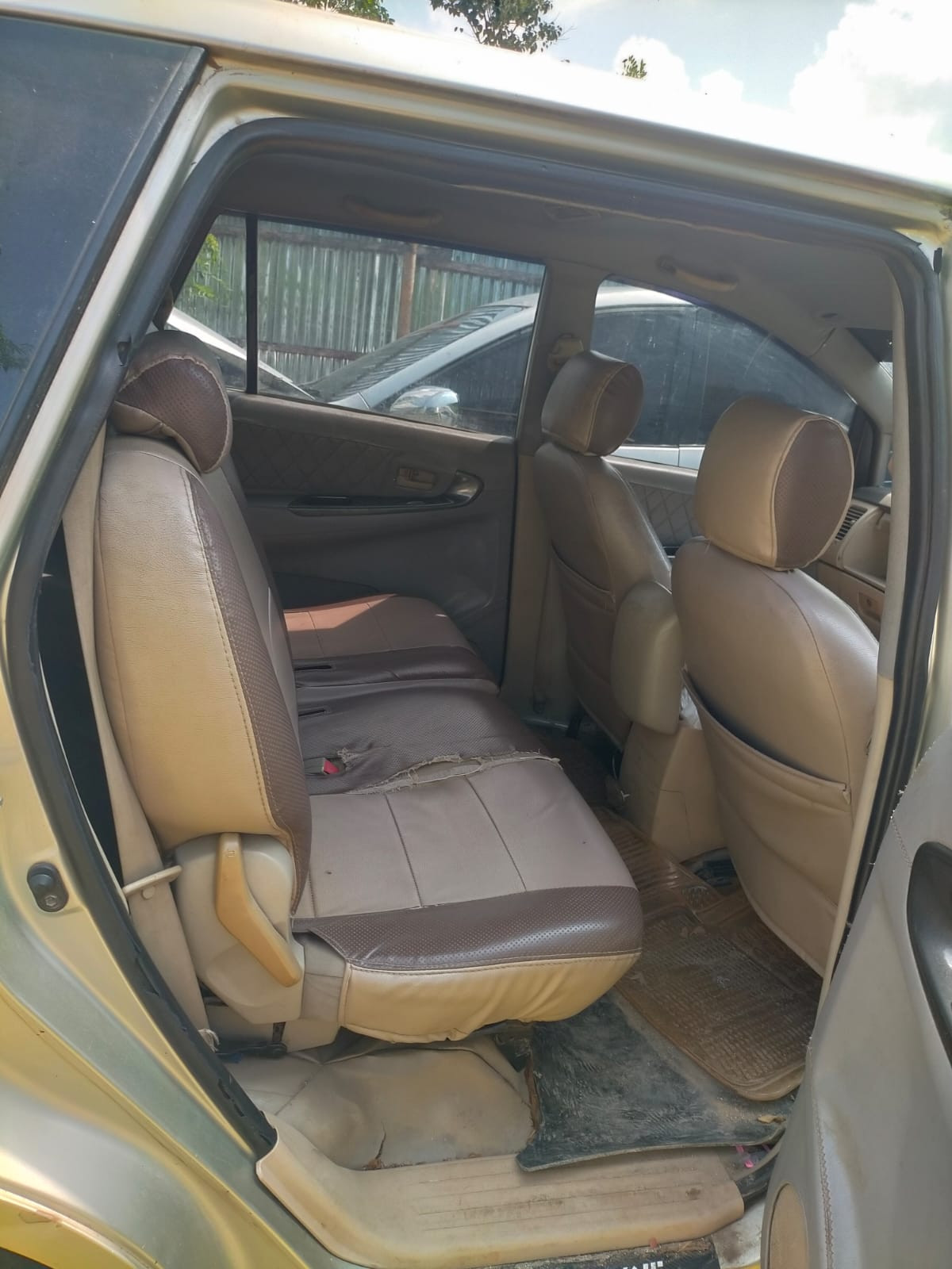 TOYOTA INNOVA E