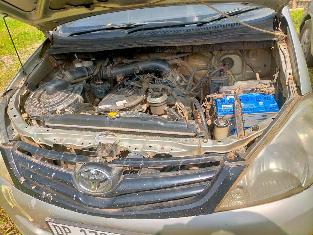 TOYOTA INNOVA E
