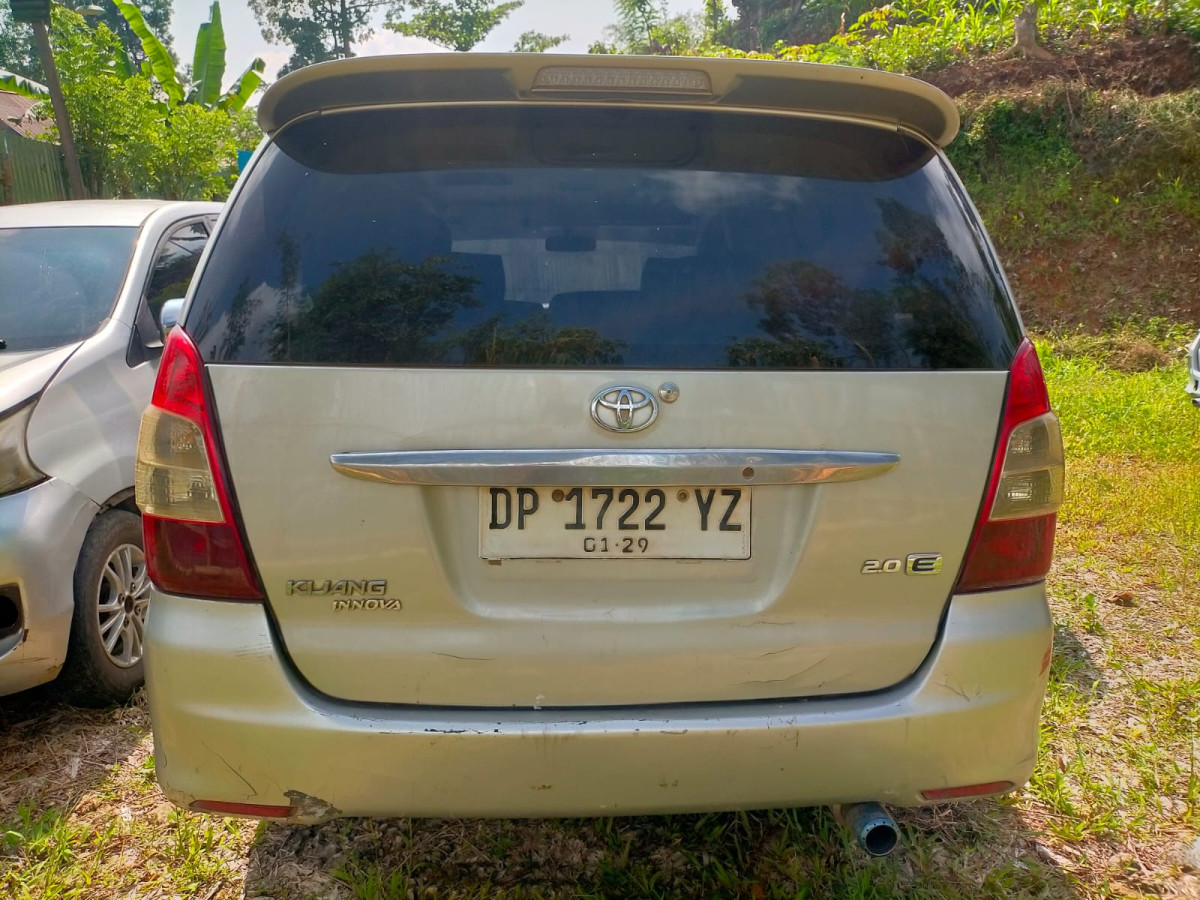 TOYOTA INNOVA E