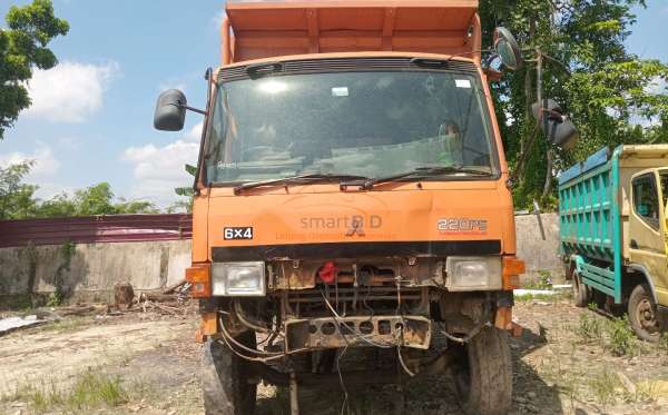 MITSUBISHI FN 527 6X4