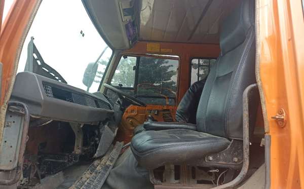 MITSUBISHI FN 527 6X4