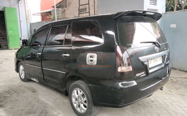 TOYOTA  INNOVA  V