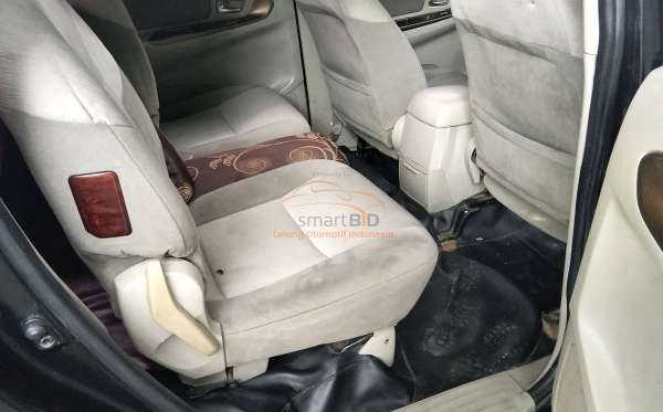 TOYOTA  INNOVA  V