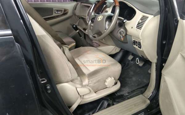 TOYOTA  INNOVA  V