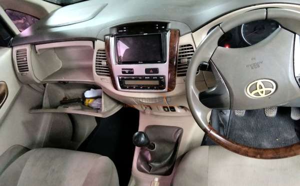 TOYOTA  INNOVA  V