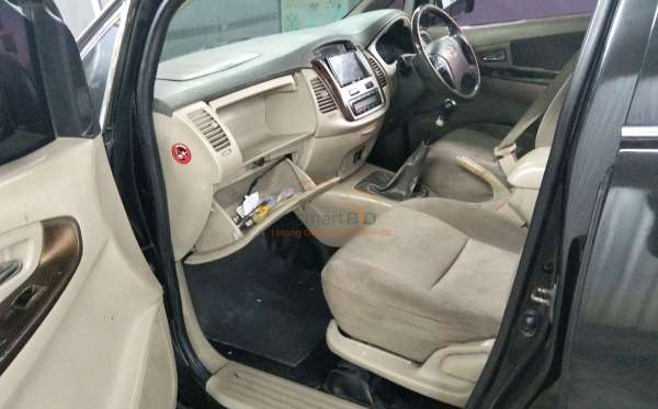 TOYOTA  INNOVA  V