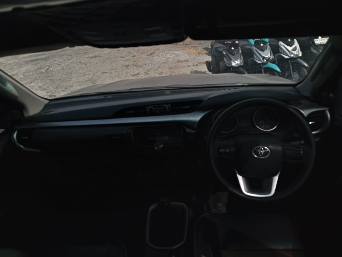 TOYOTA  HILUX  2.4G DC 4X4