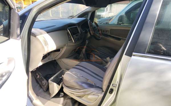 TOYOTA INNOVA G