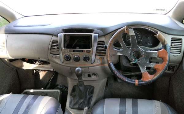 TOYOTA INNOVA G
