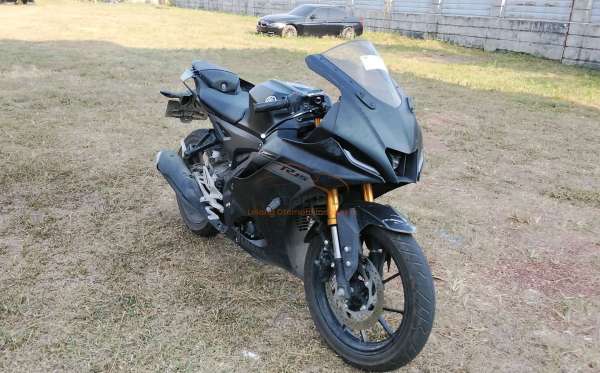 YAMAHA  R15