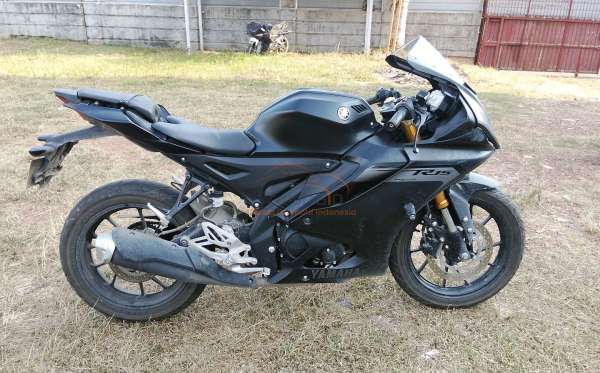 YAMAHA  R15