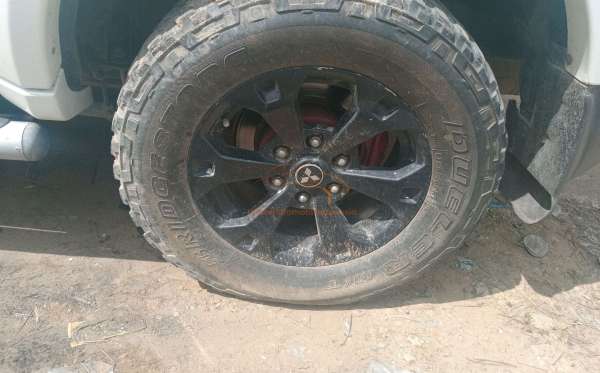 MITSUBISHI PAJERO SPORT 2.5HP-E