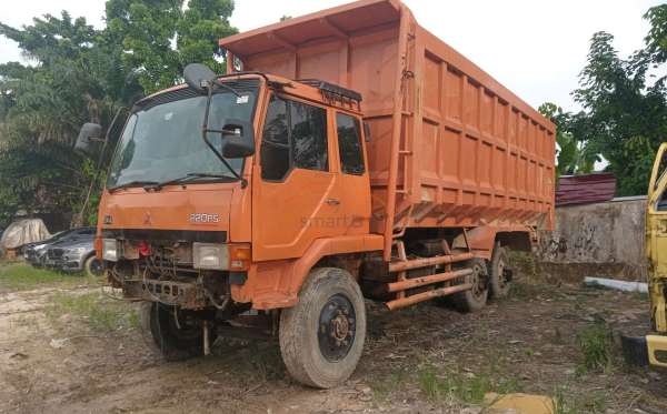 MITSUBISHI FN 527 6X4