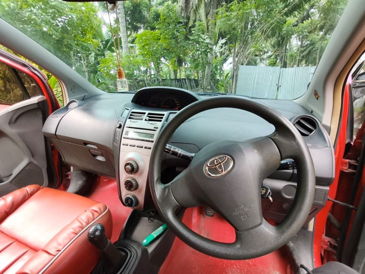 TOYOTA YARIS E