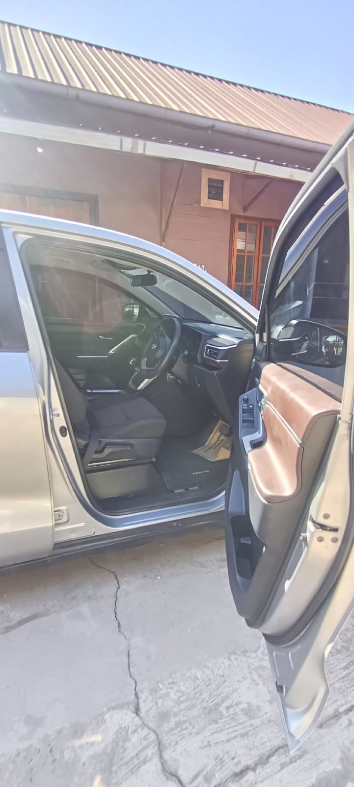 TOYOTA  INNOVA  G