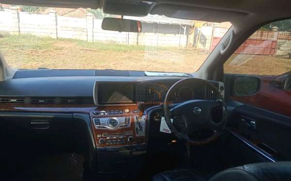 NISSAN Elgrand 2.5