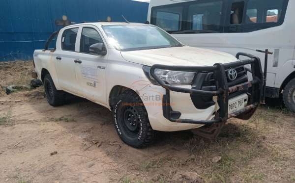 TOYOTA HILUX 2.4 E