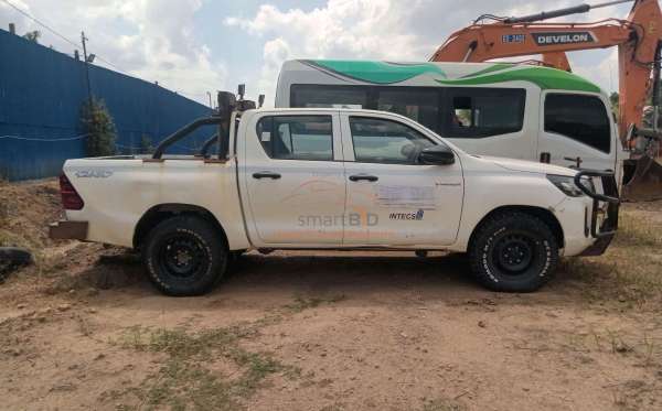 TOYOTA HILUX 2.4 E