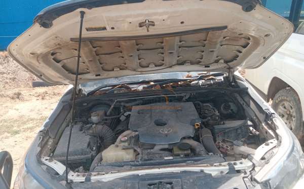TOYOTA HILUX 2.4 E