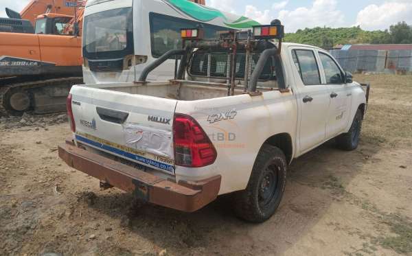 TOYOTA HILUX 2.4 E
