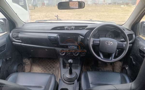 TOYOTA HILUX 2.4 E