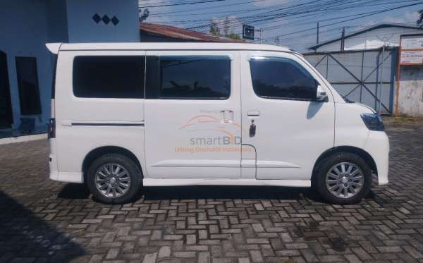 DAIHATSU LUXIO X