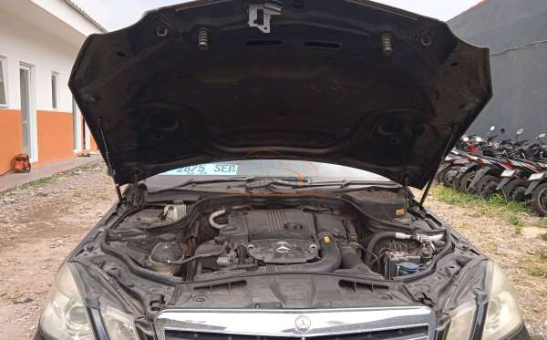 MERCEDES BENZ E 200
