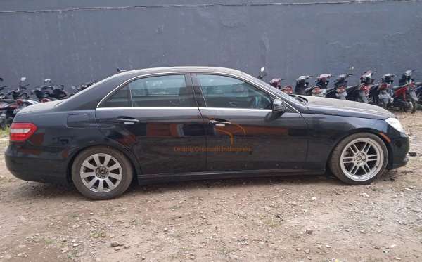 MERCEDES BENZ E 200