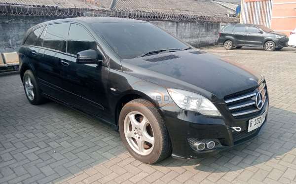 MERCEDES BENZ R 300 L AT (CBU)
