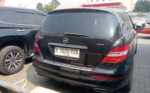 MERCEDES BENZ R 300 L AT (CBU)