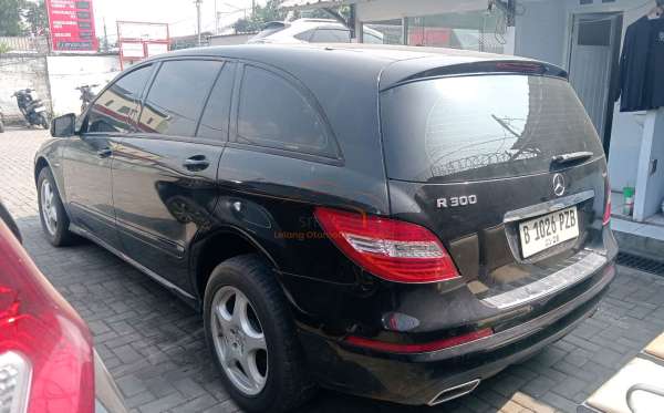MERCEDES BENZ R 300 L AT (CBU)