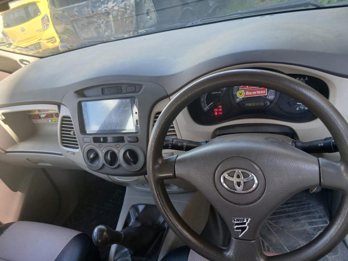 TOYOTA INNOVA G