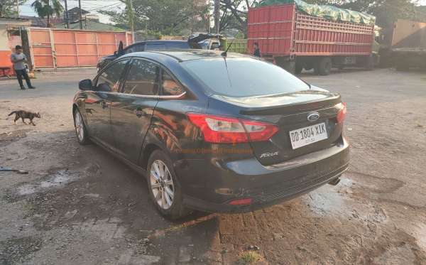 FORD FOCUS SDN TITAN