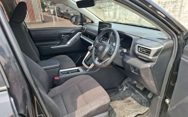 TOYOTA INNOVA ZENIX V