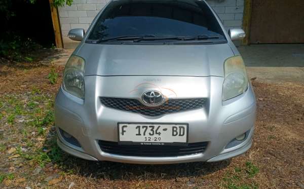 TOYOTA YARIS E