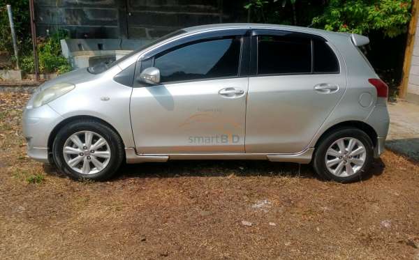 TOYOTA YARIS E