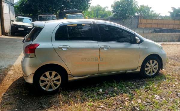 TOYOTA YARIS E