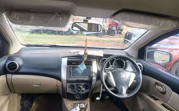 NISSAN GRAND LIVINA XV 1.5