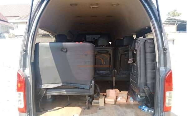 TOYOTA HI ACE COMMUTER