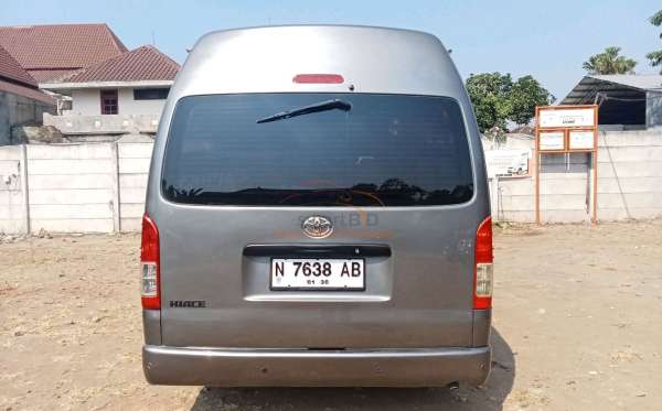TOYOTA HI ACE COMMUTER