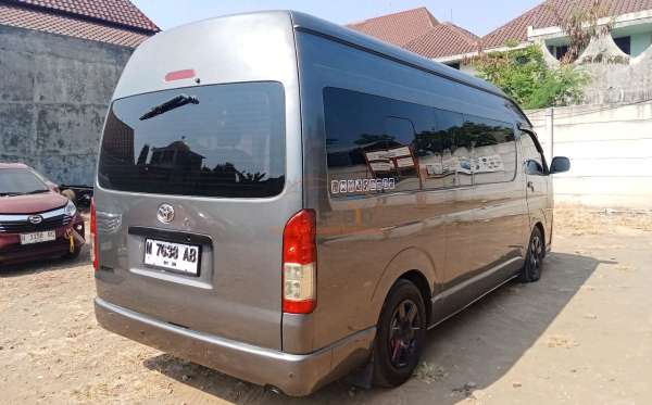 TOYOTA HI ACE COMMUTER
