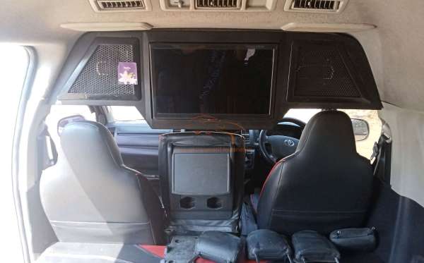 TOYOTA HI ACE COMMUTER