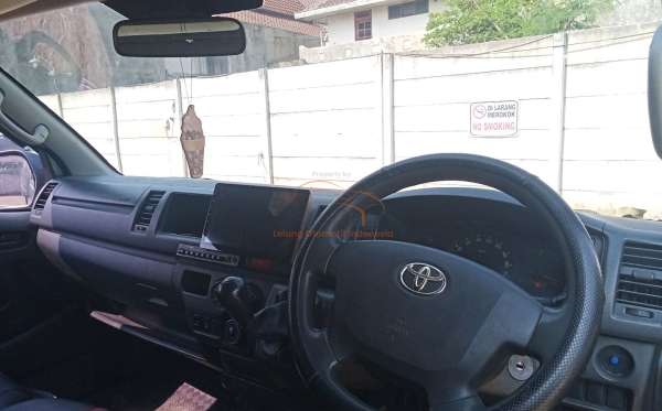 TOYOTA HI ACE COMMUTER