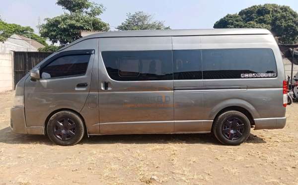 TOYOTA HI ACE COMMUTER