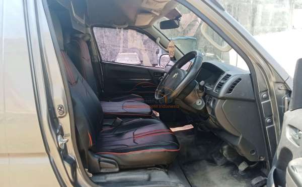 TOYOTA HI ACE COMMUTER
