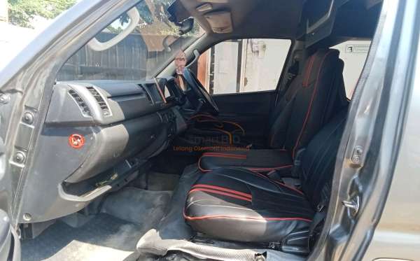 TOYOTA HI ACE COMMUTER