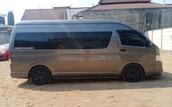 TOYOTA HI ACE COMMUTER